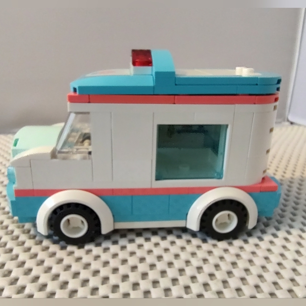 LEGO Friends Vet Clinic Ambulance 41445 Ambulance Only with Mini-Dolls - Picture 6 of 8